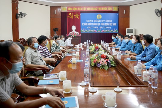 Gặp mặt các đồng chí nguyên là Chủ tịch, Phó Chủ tịch LĐLĐ tỉnh qua các thời kỳ