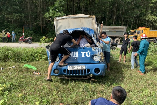 Va chạm với xe máy, ô tô lao xuống ruộng, tài xế mắc kẹt trong ca bin  