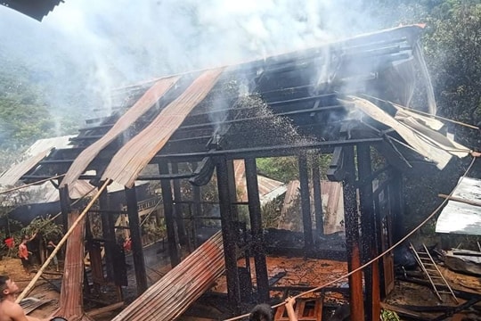 Ngôi nhà ở bản biên giới Nghệ An đang làm dở thì cháy rụi