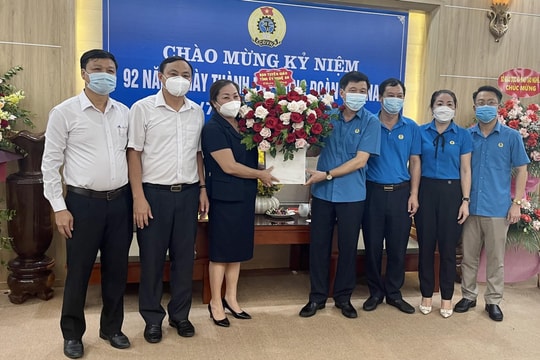 Ban Tuyên giáo Tỉnh ủy chúc mừng ngày thành lập ngành Công đoàn