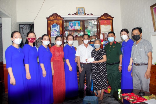 Phụ nữ khối Phượng Hoàng tri ân người có công với cách mạng nhân ngày 27/7