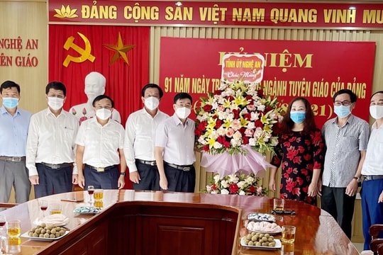 Thường trực Tỉnh ủy chúc mừng ngành Tuyên giáo nhân ngày truyền thống