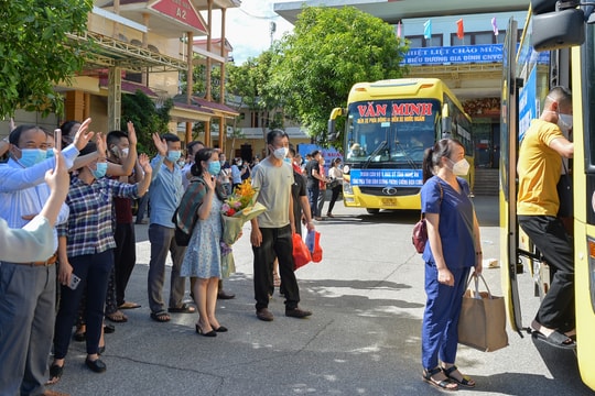 Video: 60 cán bộ, nhân viên y tế Nghệ An chi viện cho Bình Dương chống dịch