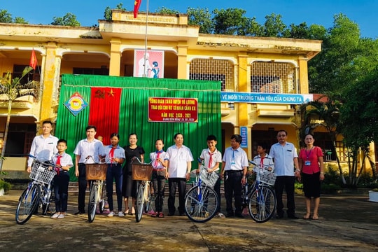 Công đoàn Nghệ An tặng sách, xe đạp cho con em người lao động