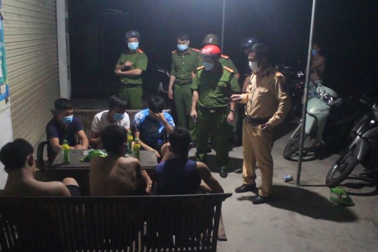 Quỳnh Lưu: Xử phạt nhiều người không đeo khẩu trang, tập thể dục ngoài đường bất chấp Chỉ thị 15