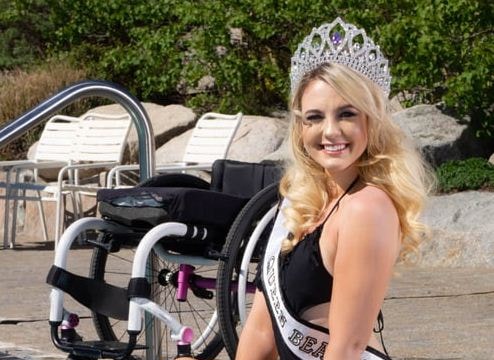 Nhan sắc 'đốn tim' của mỹ nhân ngồi xe lăn suốt 16 năm vừa đoạt giải Á hậu 2 tại Mỹ