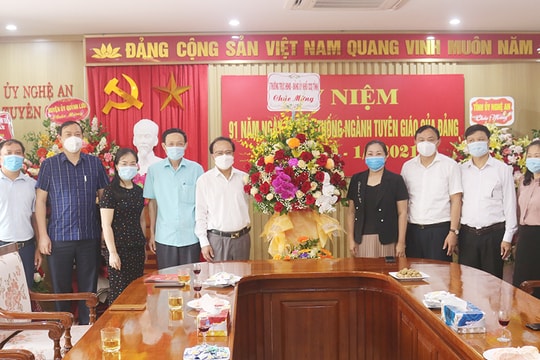 Thường trực HĐND tỉnh và các đơn vị, địa phương chúc mừng ngày truyền thống ngành Tuyên giáo