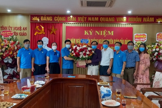 LĐLĐ tỉnh chúc mừng ngành Tuyên giáo nhân ngày truyền thống