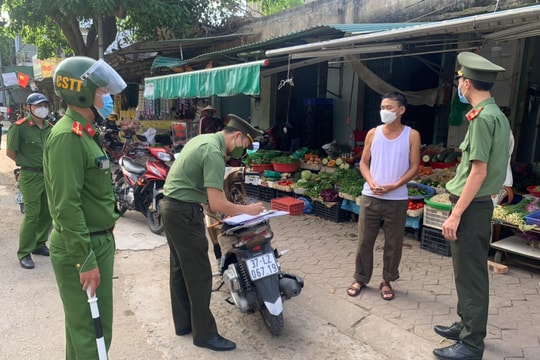 Công an TP. Vinh xử phạt nhiều trường hợp không đeo khẩu trang nơi công cộng