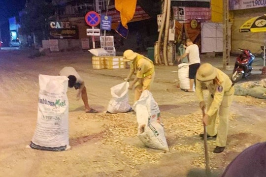 CSGT Quỳnh Lưu giúp đỡ lái xe Bắc Nam thu gom nông sản