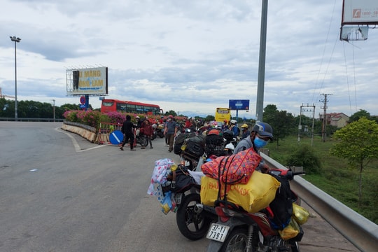 Nghệ An bố trí xe trung chuyển lao động hồi hương bằng xe máy