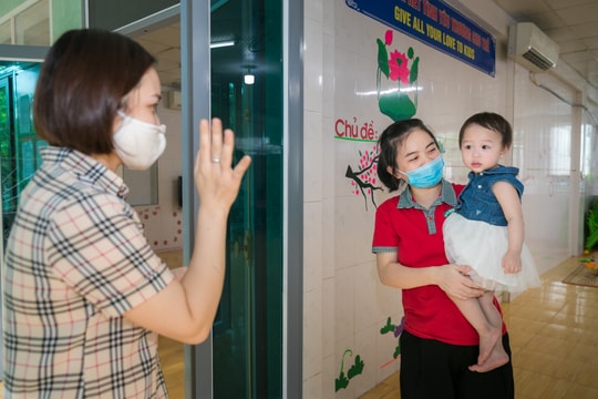 Trẻ mầm non trở lại trường sau thời gian dài nghỉ để chống dịch