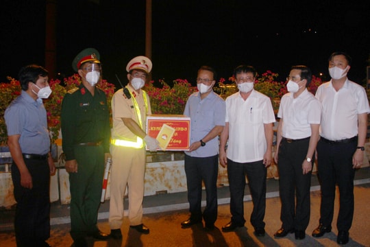 Lãnh đạo tỉnh tặng quà, động viên các lực lượng làm nhiệm vụ đón công dân hồi hương