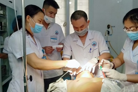 Ngã từ cây nhãn, người đàn ông Nghệ An bị thép đâm xuyên đầu