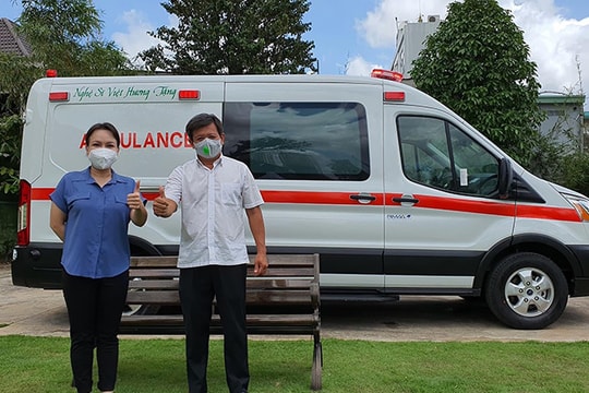 Việt Hương xúc động giao xe cứu thương 2,5 tỷ đồng cho ông Đoàn Ngọc Hải