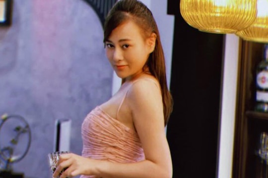 Phương Oanh tung ảnh cực gợi cảm, hé lộ lý do không thể mặc sexy ở 'Hương vị tình thân'