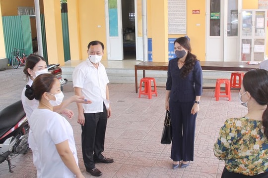 Thành phố Vinh đề xuất 15.000 liều vắc-xin Covid- 19 cho công an xã, tổ Covid cộng đồng, shipper...