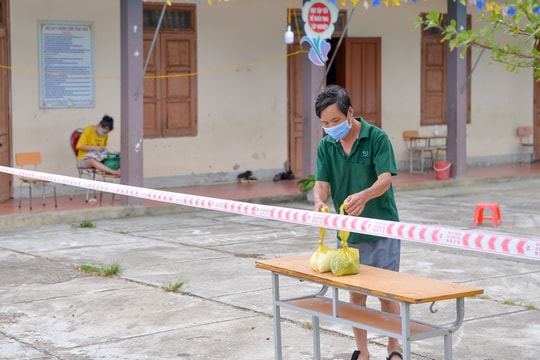 Bữa cơm của người Mông về từ vùng dịch