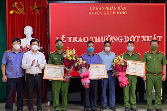 Trao thưởng các chiến sỹ phá thành công vụ trọng án ở Quế Phong (Nghệ An)