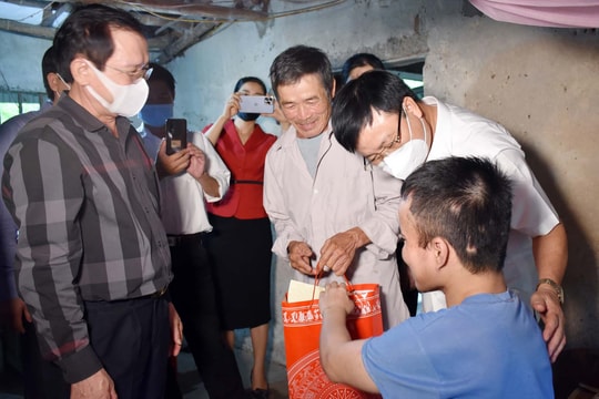 Lãnh đạo tỉnh thăm, tặng quà nạn nhân chất độc da cam ở Yên Thành và Diễn Châu 