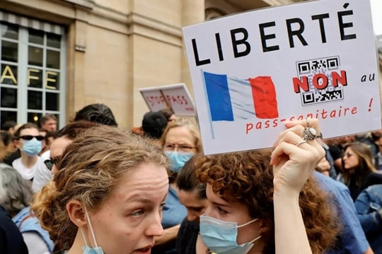 Tranh cãi tiếp diễn trong ngày đầu Pháp áp dụng giấy thông hành y tế