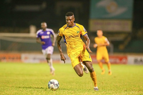 Gánh nặng của Michael Olaha trong cuộc đua trụ hạng của SLNA