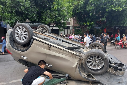 Ô tô lật ngửa giữa đường phố Vinh, tài xế may mắn thoát nạn