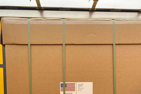 Không quân Mỹ vận chuyển 77 tủ đông trữ vắc-xin đến Việt Nam