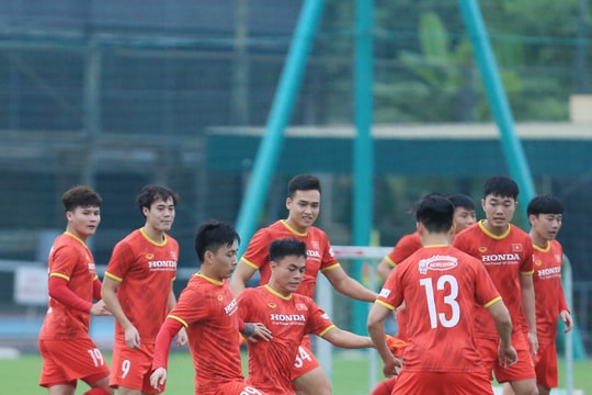 Tuyển Việt Nam nỗ lực tập luyện bất chấp mưa lớn