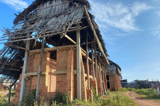 Nguy cơ tai nạn từ hàng trăm lò ngói bỏ hoang ở làng Cừa