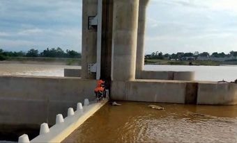 Phát hiện thi thể một phụ nữ đang phân hủy tại đập bara Đô Lương 