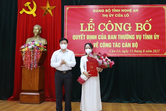 Trao quyết định điều động, phân công, chỉ định Bí thư Thị ủy Cửa Lò