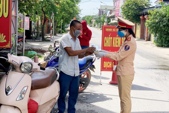 Những ‘bông hồng vàng’ trên tuyến đầu chống dịch