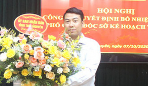 Cách chức Phó Giám đốc Sở sàm sỡ nữ nhân viên tại phòng làm việc