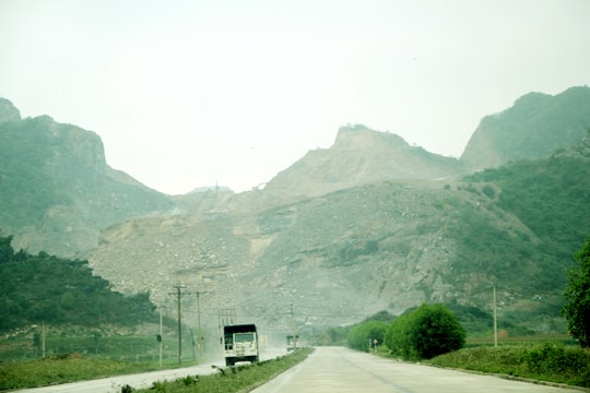 Công ty CP Xi măng Sông Lam đề xuất phối hợp làm rõ việc một số nhà dân ở gần mỏ đá bị nứt