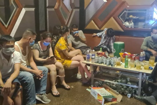 Bất chấp lệnh cấm phòng dịch, cả chủ và khách hát karaoke nộp phạt hơn 40 triệu đồng