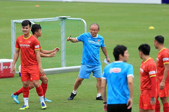 Tân binh nói gì khi được ‘đóng thế’ vị trí của Công Phượng?; HLV Park phạt tiền 'trò hư' Văn Đức