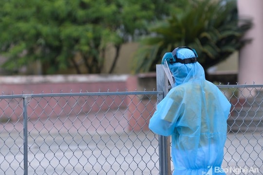 Nghệ An: Người đàn ông nhảy tường trốn khỏi khu cách ly để mua... thuốc lá