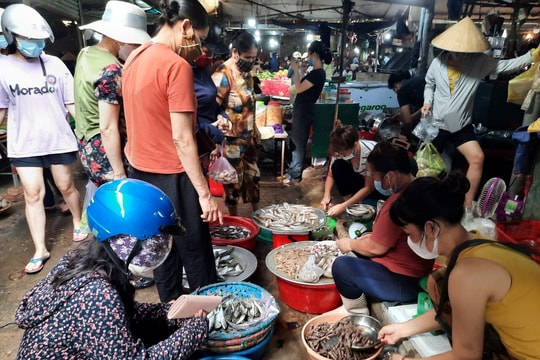 Ngày đầu thực hiện Chỉ thị 15, sức mua tại nhiều chợ ở TP. Vinh tăng mạnh