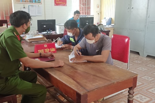 Yên Thành xử phạt 6 thanh niên ra đường không đeo khẩu trang 12 triệu đồng