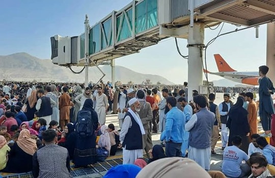 Hàng nghìn người đổ xô vào đường băng, sân bay Kabul hỗn loạn
