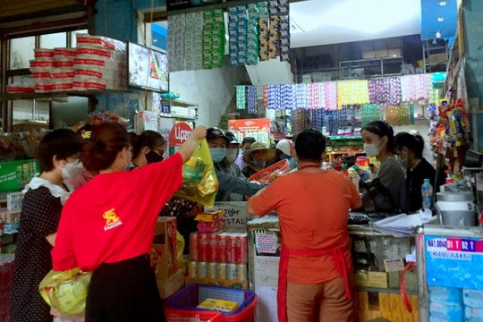 Người dân lại chen nhau mua hàng trước thời điểm TP. Vinh thực hiện Chỉ thị 16