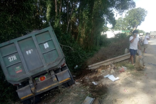 Xe tải mất lái tông sập lan can trên quốc lộ 7