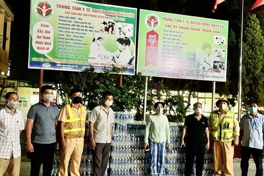 Tặng 800 két nước khoáng cho Bệnh viện dã chiến số 1- Hưng Nguyên