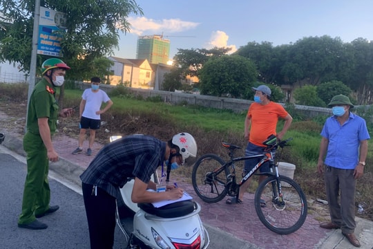 TP Vinh: Cả 25 phường xã lập chốt kiểm tra người đi lại trên đường