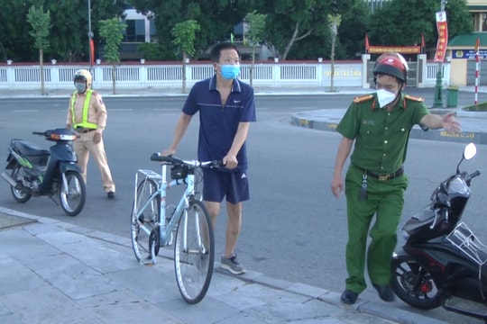 Đi bộ, tập thể dục nơi công cộng giữa 'mùa dịch', hàng chục người bị phạt vi phạm Chỉ thị 16