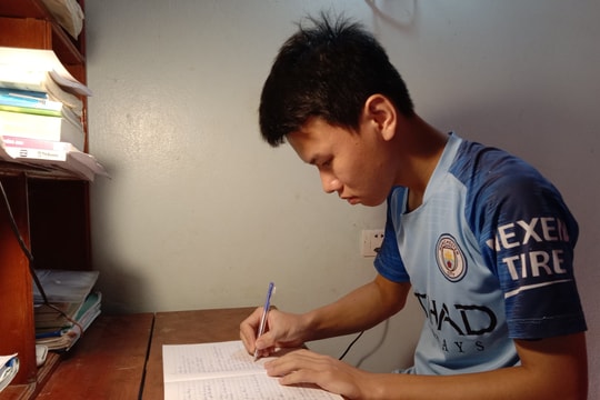 Nghị lực của cậu học trò nghèo chịu nỗi đau mồ côi khi cận ngày thi