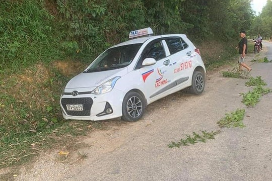 Phát hiện thi thể tài xế taxi nằm gục bên đường ở Nghệ An