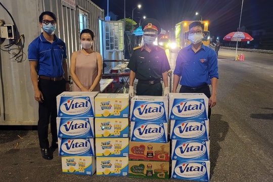 Đoàn Khối Các cơ quan tỉnh tặng quà các chốt kiểm soát trên địa bàn thành phố Vinh