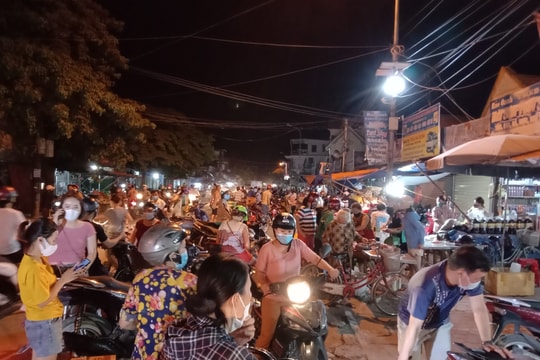 Người dân Đô Lương đua nhau đi chợ đêm trước giờ thực hiện Chỉ thị 16
